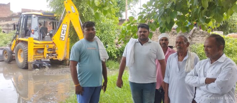 ग्राम प्रधान ने शिव मंदिर का रास्ता साफ कराया, जनता ने आभार जताया ग्राम प्रधान ने शिव मंदिर का रास्ता साफ कराया, जनता ने आभार जताया