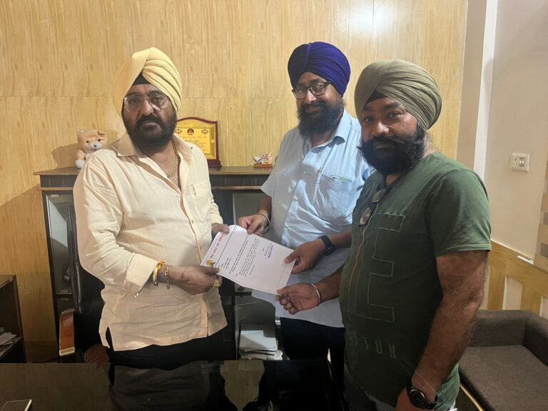 नगर के किसी एक चौराहे पर सिक्ख महापुरुष की प्रतिमा लगाने की मांग नगर के किसी एक चौराहे पर सिक्ख महापुरुष की प्रतिमा लगाने की मांग