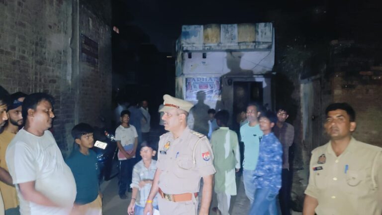 मकसूद हसन के घर की पुलिस ने कुर्की मकसूद हसन के घर की पुलिस ने कुर्की