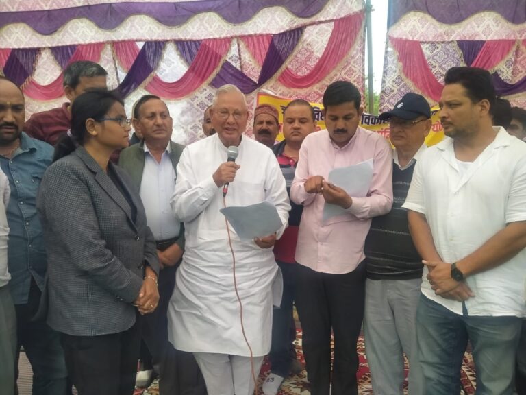 पूर्व विधानसभा अध्यक्ष ने ग्रामीणों के साथ सरकार के खिलाफ धरना प्रदर्शन पूर्व विधानसभा अध्यक्ष ने ग्रामीणों के साथ सरकार के खिलाफ धरना प्रदर्शन