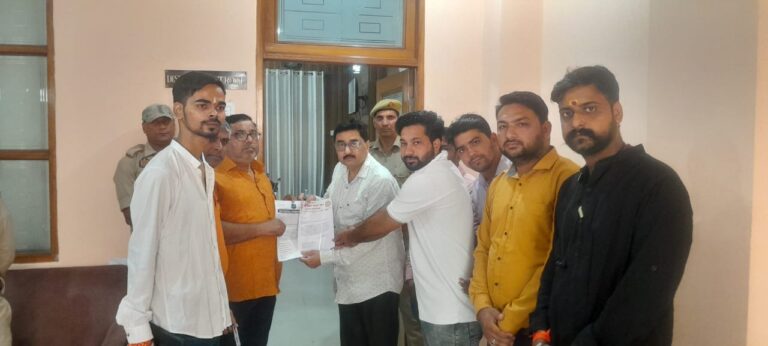 थाना चांदपुर प्रभारी पुष्कर सिंह मेहरा का विकास शर्मा पत्रकार के साथ अमर्यादित शब्दों का किया प्रयोग थाना चांदपुर प्रभारी पुष्कर सिंह मेहरा का विकास शर्मा पत्रकार के साथ अमर्यादित शब्दों का किया प्रयोग